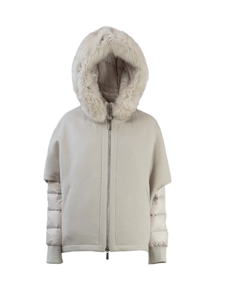 Shop MOORER  Giaccone: Moorer cappa corta "Pegaso".
Cappa in lana double misto cachemire con collo in maglia.
Giacca interna staccabile trapuntata in finissima piuma d’oca con maglia tubolare per polsi e cappuccio rifinito con bordo in vera volpe.
Chiusura con zip con doppio cursore.
Composizione tessuto: 90%WO 10%WS.
Made in Italy.. PEGASO 300009-U0118